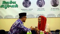Dalam diskusi tersebut Yenny nampak bersalaman dan berbincang dengan Pengurus Pusat Muhammadiyah Hajriyanto Y. Thohari.