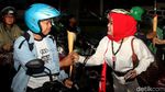 Aksi Emak-emak Pertiwi Bagikan Bunga Ajak Pemilu Damai