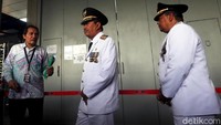 Gubernur dan Wakil Gubernur Riau Syamsuar-Edy Natar Nasution berkeliling kompleks Gedung KPK, Jakarta.