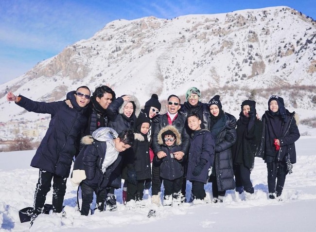 Pada video klip itu, mereka pun berganti-ganti kostum. Saat mengambil gambar di gunung salju The Greater Chimgan, Uzbekistan, mereka kompak memakai jaket, topi, dan celana berwarna hitam. Foto: Instagram/GenHalilintar