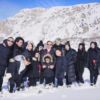 Pada video klip itu, mereka pun berganti-ganti kostum. Saat mengambil gambar di gunung salju The Greater Chimgan, Uzbekistan, mereka kompak memakai jaket, topi, dan celana berwarna hitam. Foto: Instagram/GenHalilintar