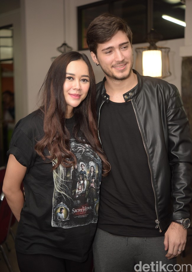 Sayangnya, rumah tangga Aura Kasih dan Eryck Amaral tidak bertahan lama. Keduanya resmi bercerai pada 2021. Aura mengakui bahwa perpisahan tersebut bukan keputusan yang mudah, namun ia memilih menjalaninya dengan lapang dada. Foto: Noel/detikFoto