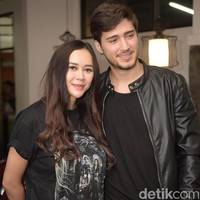 Sayangnya, rumah tangga Aura Kasih dan Eryck Amaral tidak bertahan lama. Keduanya resmi bercerai pada 2021. Aura mengakui bahwa perpisahan tersebut bukan keputusan yang mudah, namun ia memilih menjalaninya dengan lapang dada. Foto: Noel/detikFoto