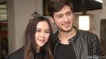 Gaya Kompak Aura Kasih dan Suami Bulenya