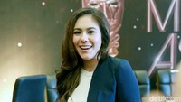 Wulan tampil menawan dengan setelan blazer berwarna biru. Pool/Ismail/detikFoto.