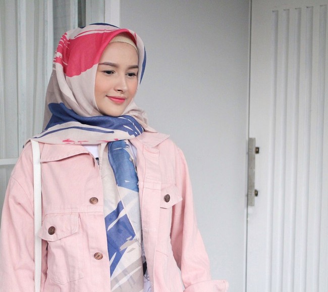 Angel Qulbiah senang mix and match busana dan hijabnya. Istri Richie Five Minutes ini terlihat senang memakai busana bernuansa pastel. Foto: Instagram/AngelQulbiah