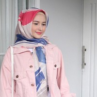 Angel Qulbiah senang mix and match busana dan hijabnya. Istri Richie Five Minutes ini terlihat senang memakai busana bernuansa pastel. Foto: Instagram/AngelQulbiah