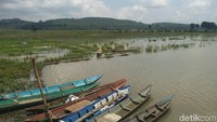Sumbernya dari luapan Rawa Pening yang mengalami peningkatan debet air. Terlihat sampan yang bisa disewa dari warga lokal (Aji Kusuma Admaja/detikTravel)