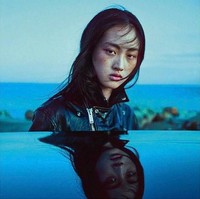 Kepada Vogue, Jingwen pernah mengatakan bahwa standarisasi cantik di China memang kulit yang putih dan mulus tanpa noda. Sementara dia memiliki banyak freckles. Namun itu tidak membuatnya jadi merasa rendah diri, justru bintik-bintik coklat di wajahnya yang membuatnya unik.  Foto: dok. Zara