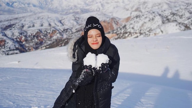 Video klipnya sudah meraup 10 juta views di hari ke lima penayangannya. Video klip itu pun mencuri perhatian karena dilakukan di delapan lokasi berbeda mulai dari gunung salju hingga benteng di Uzbekistan. Foto: Instagram/GenHalilintar