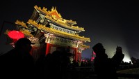 Para pengunjung tak ingin melewatkan kesempatan mengabadikan momen indahnya lampu-lampu yang menyala di Kota Terlarang saat malam hari.
