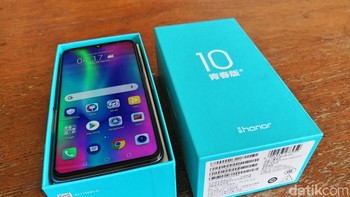 Begitu dibuka, langsung tampak ponselnya, Honor 10 Lite. Honor 10 Lite adalah versi lebih murah dari Honor 10 yang meluncur tahun silam. Foto: detikinet