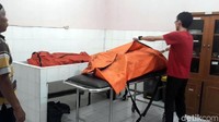 Dari hasil pemeriksaan jenazah, kata dia, tercium aroma bahan bakar jenis bensin. Deni menduga sebelum api menghanguskan rumah, Jamaludin sengaja menyiram bensin dan membakar dirinya sendiri. Api yang berkobar juga menewaskan istri dan anak tirinya.