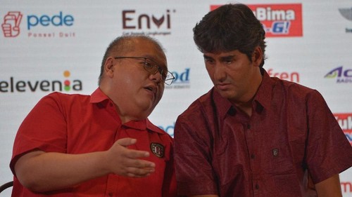 CEO Klub Bali United, Yabes Tanuri (kiri) berbincang dengan Pelatih Bali United yang baru Stefano Cugurra dalam konferensi pers di Stadion I Wayan Dipta, Gianyar, Bali, Senin (14/1//2019). Bali United resmi mengumumkan pelatih baru dan enam pemain baru untuk persiapan kompetisi Liga Indonesia 2019. ANTARA FOTO/Nyoman Budhiana/foc.