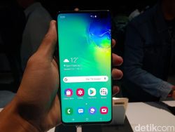 Menggenggam Samsung Galaxy S10 dan Galaxy S10+ yang Menawan