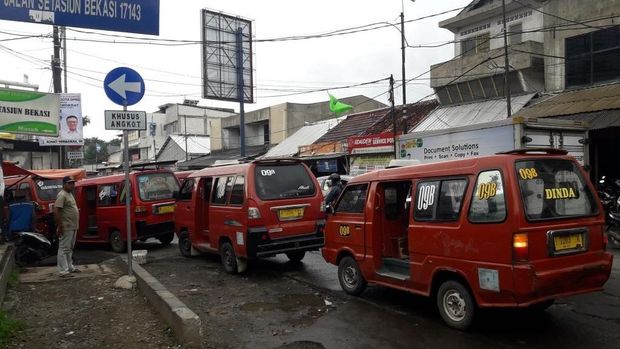 Angkot hingga ojek mangkal di pinggir jalan.