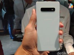 Menggenggam Samsung Galaxy S10 dan Galaxy S10+ yang Menawan