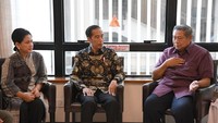 “Kami dan seluruh masyarakat Indonesia mendoakan untuk kesembuhan Ibu,” ucap Jokowi. (Laily Rachev - Biro Pers Sekretariat Presiden)