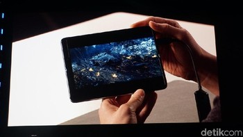 Ponsel layar lipat ini menggunakan prosesor Snapdragon 855 yang memiliki fabrikasi 7 nm, didukung RAM 12 GB. Memori internalnya sangat lapang, yakni 512 GB. Foto: Muhamad Imron Rosyadi/detikINET