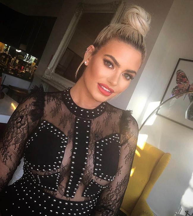 Seperti dikutip Mirror, pakar kecantikan Dr. Tijion Esho memprediksi bahwa Megan telah menghabiskan biaya 25 ribu poundsterling atau sekitar Rp 480 juta untuk mengubah penampilannya dengan sederet prosedur mulai dari filler pipi, bibir dan dagu, botox wajah, hingga operasi pembesaran bokong serta payudara. Foto: Dok. Instagram