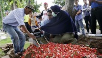 Pemakaman dihadiri oleh anak-anak dan kerabat dekat almarhum. Pool/Palevi S/detikFoto.