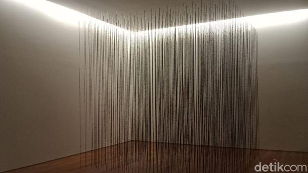Impenetrable karya Mona Hatoum.