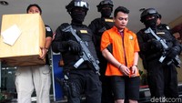Setelah dinyatakan telah lengkap atau P-21, kewajiban penyidik polisi adalah melimpahkan barang bukti dan tersangka ke kejaksaan untuk menghadapi persidangan.