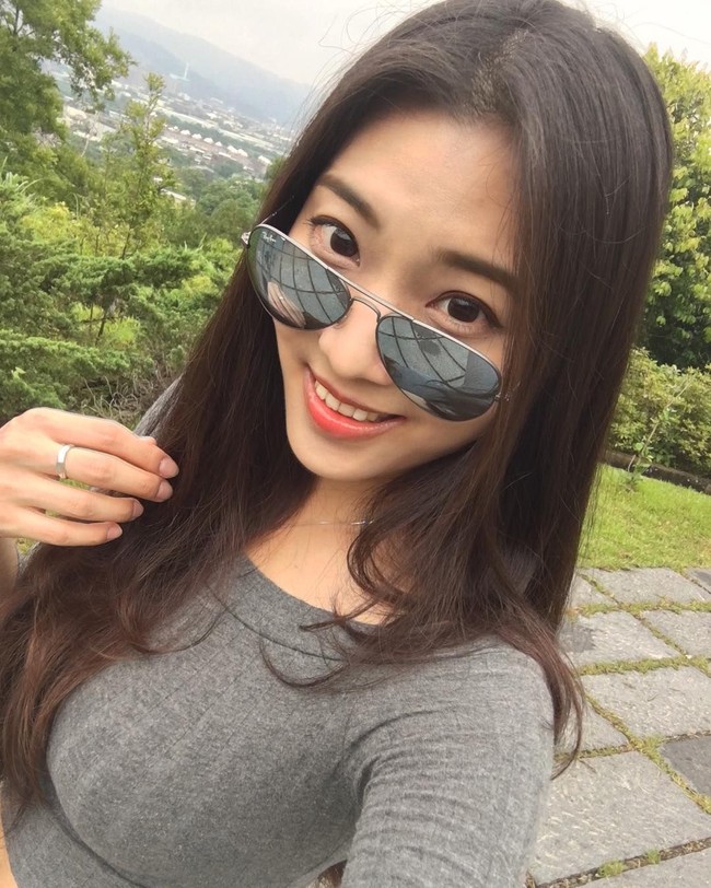 Pada salah satu foto viralnya, Cheng terlihat mengenakan dress hitam dengan sepasang bot hitam. Di fotonya yang lain, ia mengenakan atasan off shoulder putih dan celana jins yang robek. Foto: Instagram @jhiawen.cheng