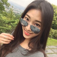 Pada salah satu foto viralnya, Cheng terlihat mengenakan dress hitam dengan sepasang bot hitam. Di fotonya yang lain, ia mengenakan atasan off shoulder putih dan celana jins yang robek. Foto: Instagram @jhiawen.cheng