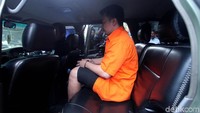 Tersangka menghabisi nyawa para korban menggunakan linggis. Setelah itu, dia kabur sebelum akhirnya ditangkap di kaki Gunung Guntur, Garut, Jawa Barat.