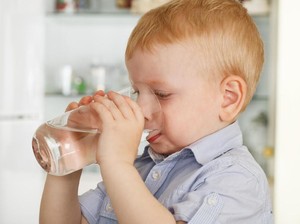 Bunda, Jangan Sembarangan Pilih Air Putih untuk Anak Ya