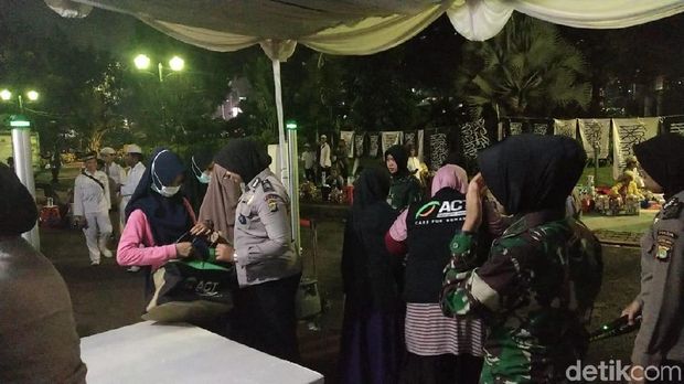 Peserta Munajat 212 yang Hendak ke Monas Diperiksa Metal Detector