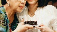 Wajah Veronica selalu menawan apalagi saat tersenyum. Saat memberikan cake cokelat untuk Titiek Puspa. Foto: Instagram sanggarguna  