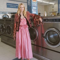 Binatu menjadi tempat sempurna untuk postingan pemotretan busana karena kamu biasanya tidak melihat orang-orang berpakaian bagus di binatu. Aku tahu aku biasanya pakai baju santai dan rambutku diikat ketika aku mencuci busana. Foto: Instagram @meganadelaide