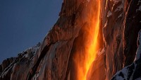 Pemandangan aliran lava mengalir ini terjadi di Horsetail Fall, yang mengalir di tepi timur El Capitan di Lembah Yosemite. (Foto: Reuters)