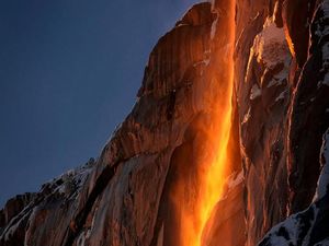 Foto Air Terjun Api yang Tidak Panas, Cantik Pula