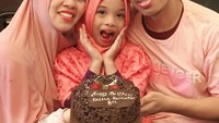 Saleha Halilintar sedang berulang tahun, ia mencicip kue bersama kedua orang tuanya. Foto: Instagram@salehahalilintar
