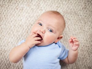 45 Inspirasi Nama Bayi Laki-laki dari Karya Shakespeare