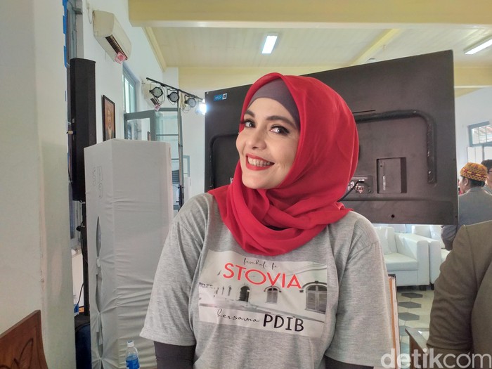 Lula Kamal mengaku menjaga kebugarannya dengan olahraga, minum air putih, dan kelola emosi. (Foto: Khadijah Nur Azizah/detikHealth) Lula Kamal mengaku menjaga kebugarannya dengan olahraga, minum air putih, dan kelola emosi. (Foto: Khadijah Nur Azizah/detikHealth)