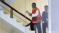 Dermawan Sembiring menaiki tangga menuju ruang pemeriksaan dengan dikawal petugas KPK.