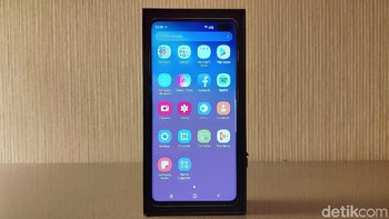 Galaxy S10+ punya layar sebesar 6.4 inch Quad HD+ Curved Dynamic AMOLED. Foto: Muhamad Imron Rosyadi/detikINET