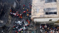 Begini suasana lokasi kebakaran setelah api berhasil dipadamkan. REUTERS/Mohammad Ponir Hossain.