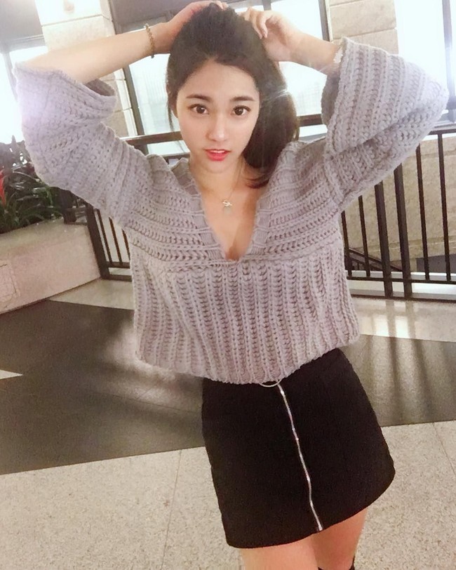 Seorang dosen di Taiwan, Cheng Jhiawen dipuji sebagai dosen tercantik setelah foto-fotonya di kelas menjadi viral di media sosial. Foto: Instagram @jhiawen.cheng