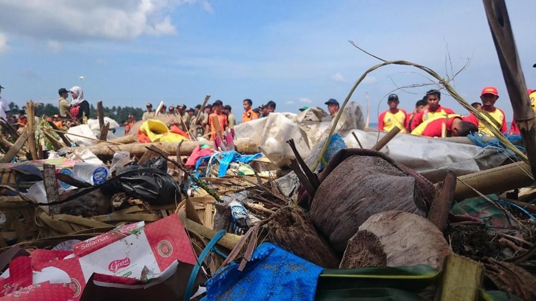 Bersih Bersih Pantai Di Anyer 16 Ton Sampah Terangkut