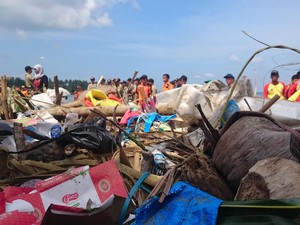 Bersih-bersih Pantai di Anyer, 1,6 Ton Sampah Terangkut