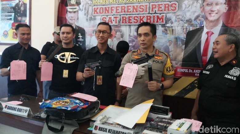 Polisi Tangkap Kawanan Perampok Berpistol Spesialis Minimarket di Jaksel Polisi Tangkap Kawanan Perampok Berpistol Spesialis Minimarket di Jaksel