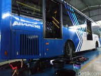 Perawatan Bus Transjakarta di Mayasari Bakti. 