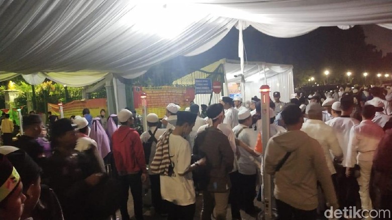 Peserta Munajat 212 yang Hendak ke Monas Diperiksa Metal Detector Peserta Munajat 212 yang Hendak ke Monas Diperiksa Metal Detector
