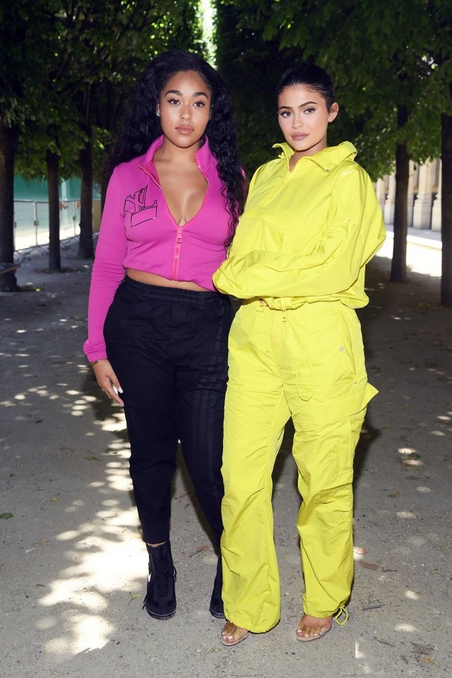 Gaya Kylie dan Jordyn saat menghadiri fashion show Louis Vuitton di Paris tahun lalu. (Foto: Getty Images)