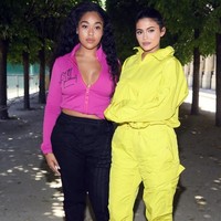 Gaya Kylie dan Jordyn saat menghadiri fashion show Louis Vuitton di Paris tahun lalu. (Foto: Getty Images)